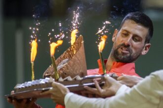 Djokovic celebrates his 38th birthday with a victory over Arnardo