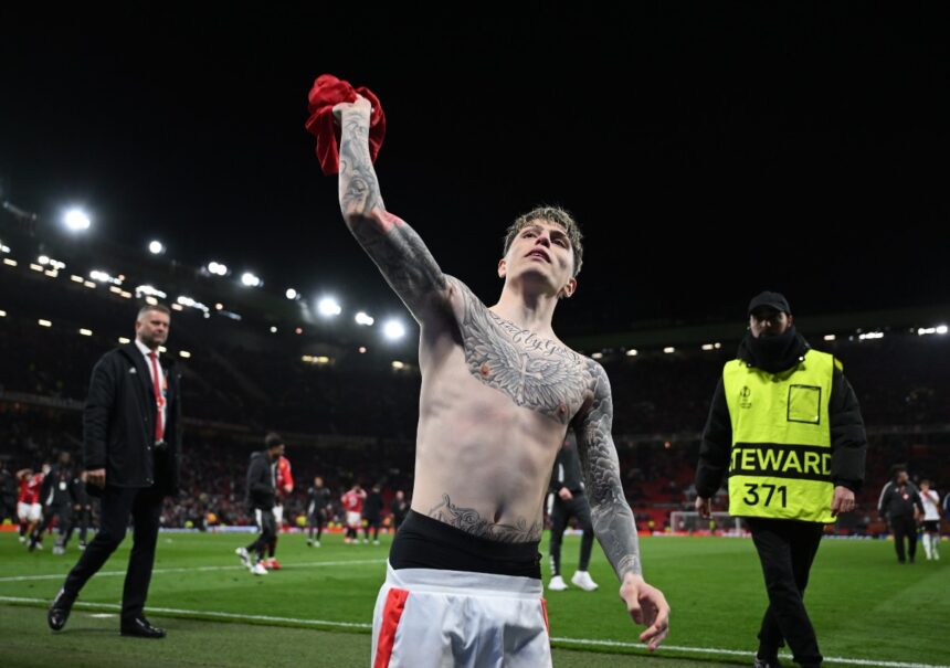 Alejandro Garnacho celebrates Man United