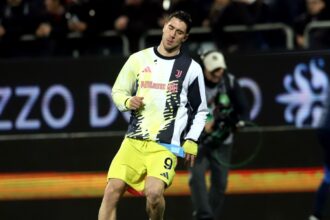Dusan Vlahovic warming up for Juventus
