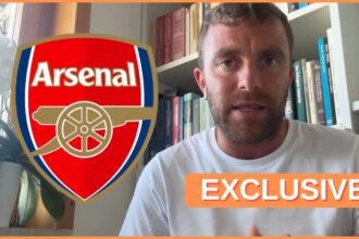 Fabrizio Romano speaks to a camera next to the Arsenal club crest.
