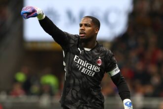 AC Milan goalkeeper Mike Maignan in action against Napoli