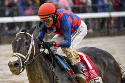 Dorth Vader stretches in a timely manner to beat Ogden Phipps