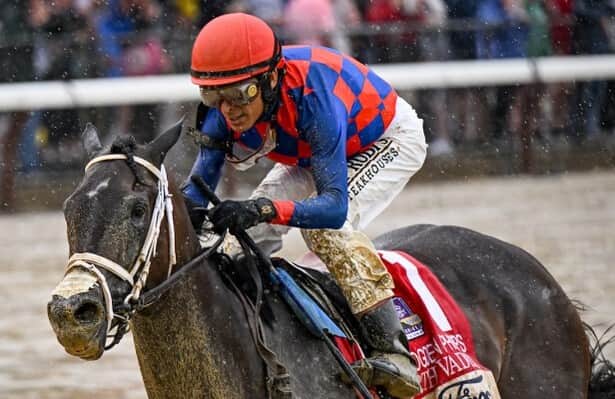 Dorth Vader stretches in a timely manner to beat Ogden Phipps