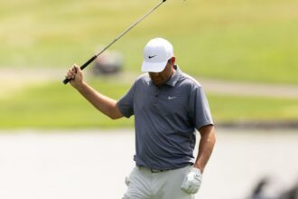 Scheffler double-bogeys 17 falls into a 3-way traveler lead
