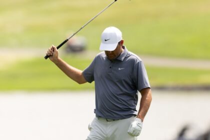 Scheffler double-bogeys 17 falls into a 3-way traveler lead