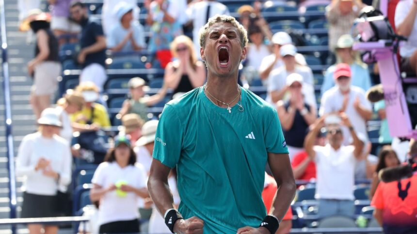 Canada's Gabriel Diallo reaches 3rd round in Toronto