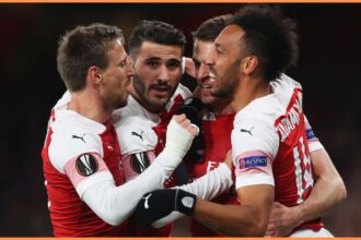 Aaron Ramsey celebrates with his Arsenal teammates in 2019