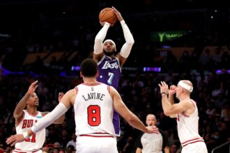 Carmelo Anthony and Demar Derozan urge NBA players not to rely solely on three-point shots.