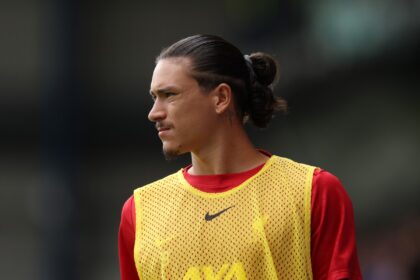 Darwin Nunez warming up for Liverpool
