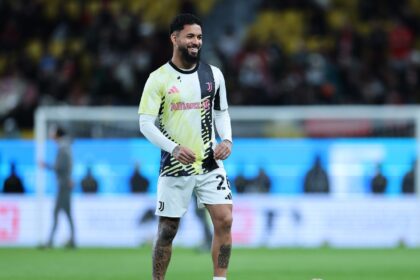 Douglas Luiz warming up for Juventus