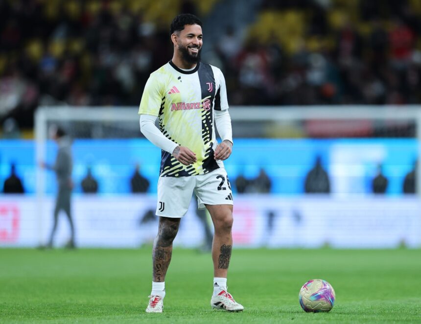 Douglas Luiz warming up for Juventus