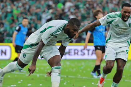 Leeds submits offers to sign a former Barcelona star who earns £12 million a year
