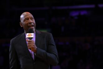 The La Lakers have "alien" players who "continue to surprise me," says James Worthy.
