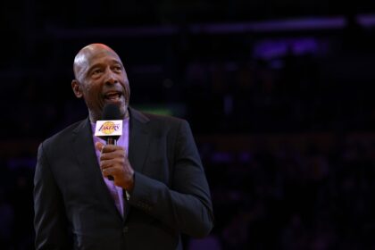 The La Lakers have "alien" players who "continue to surprise me," says James Worthy.