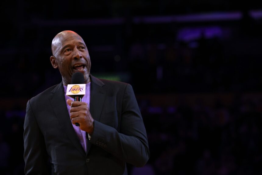 The La Lakers have "alien" players who "continue to surprise me," says James Worthy.