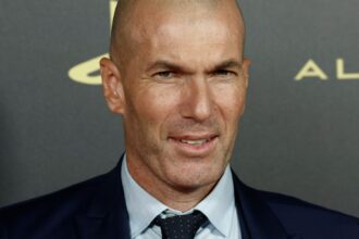 Zidane named the English legend "the best in the world" and asked Real Madrid to sign him.