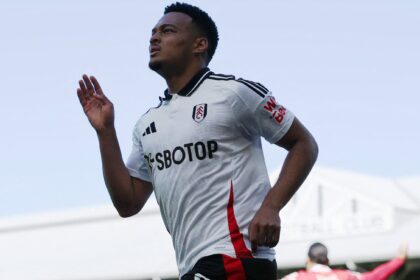 49ers sign int'l striker for £50,000 a week on Muniz