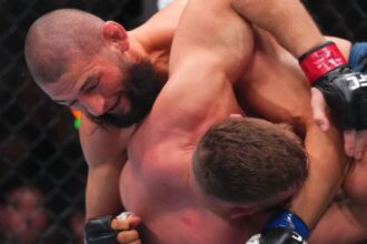 Khamzat Chimaev grounds Dricus du Plessis at UFC 319