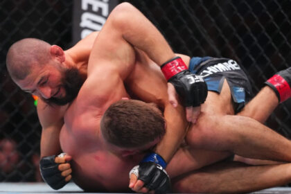 Khamzat Chimaev controls Dricus du Plessis at UFC 319