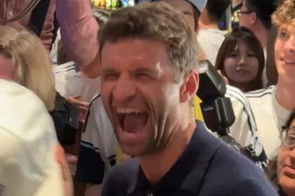 Bayern Munich icon Thomas Muller warmly welcomed at Vancouver airport (video)