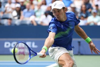 Alex de Minauer advances easily to the 2025 US Open Quarter Finals