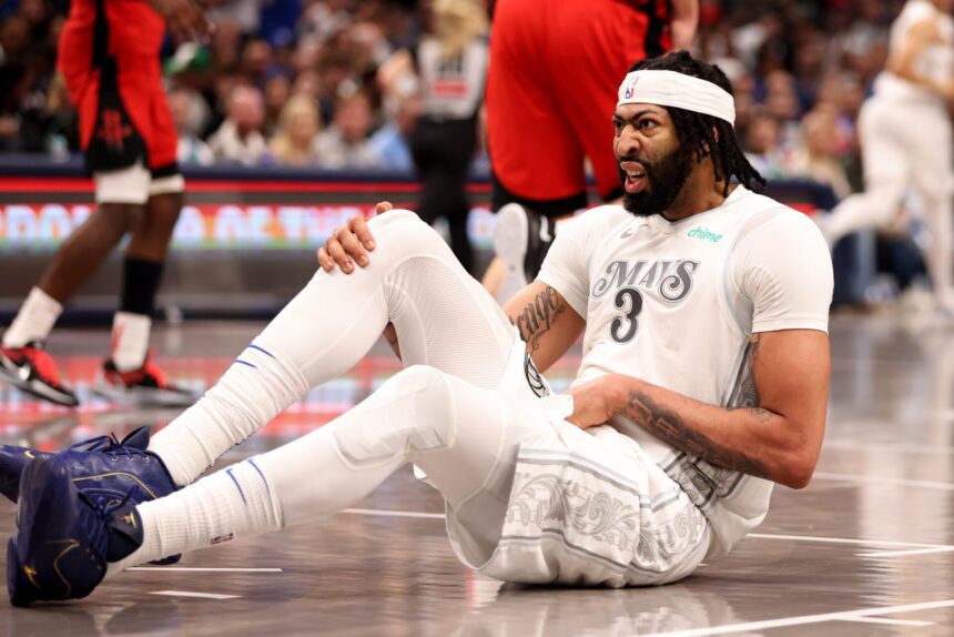 Dallas Mavericks fans should be worried ahead of the new season given the renewal of Anthony Davis injury