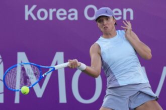 Igaświątek overcomes error offering error to win Korean open titles