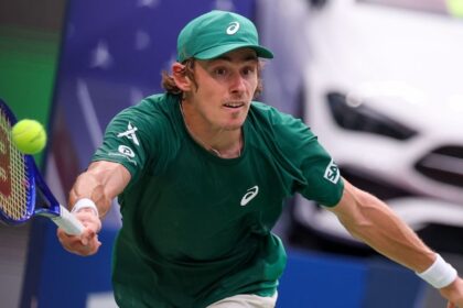 Alex de Minauau's quarter makes Danil Medvedev