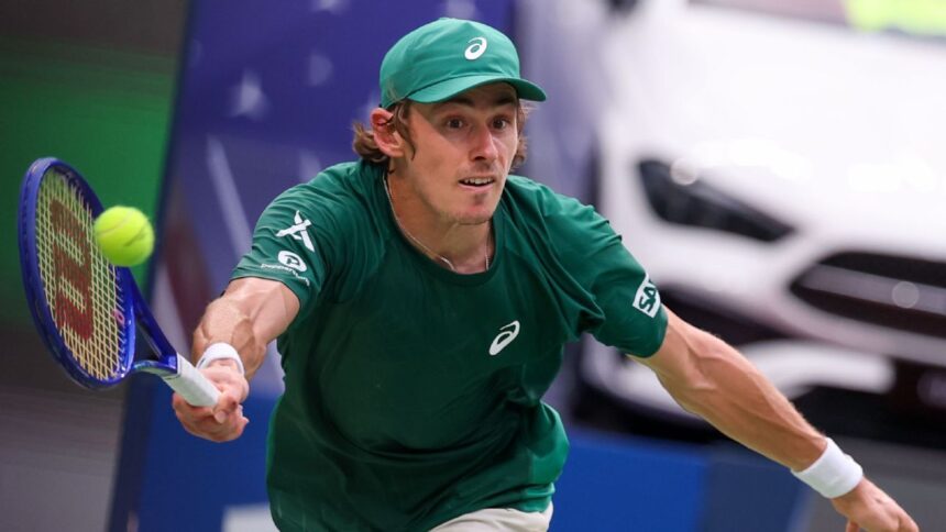 Alex de Minauau's quarter makes Danil Medvedev