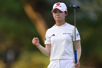 Fans fire 62 to grab a 3-shot lead in the Lotte Championship