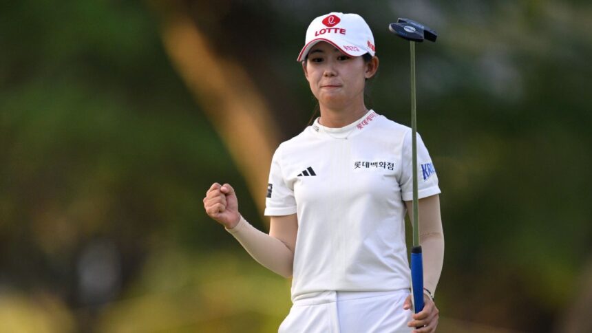 Fans fire 62 to grab a 3-shot lead in the Lotte Championship