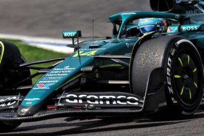 Fernando Alonso reignites rivalry with Lewis Hamilton with sarcastic applause during practice