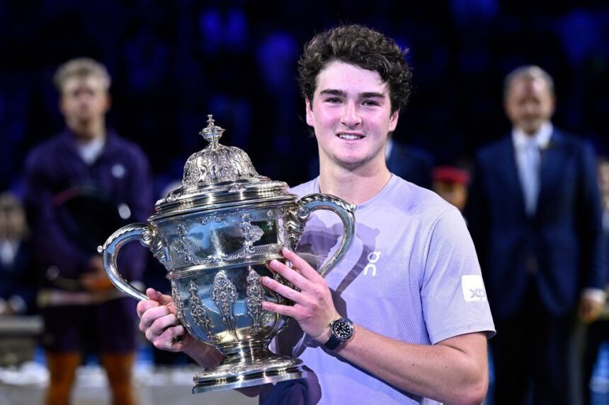Parents watch Brazilian teenager João Fonseca win the Swiss final