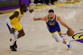 Golden State Warriors guard Stephen Curry (30) passes Los Angeles Lakers center Deandre Ayton (5)