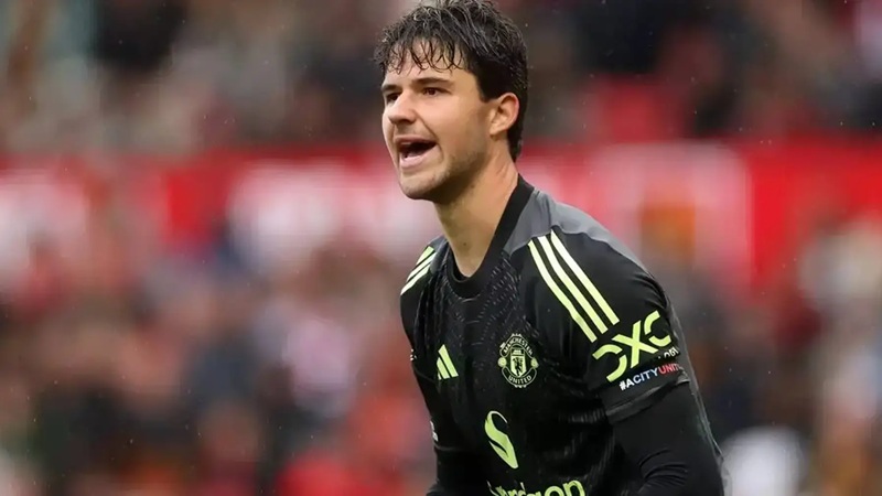 Manchester United manager Ruben Amorim reacts to fan comparing new goalkeeper Senne Lamence to club legend Peter Schmeichel (video)