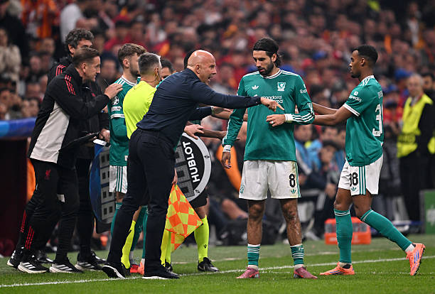 Arne Slot giving instructions to Ryan Gravenberch and Dominik Szoboszlai