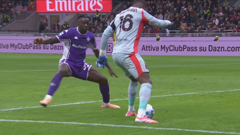 Goalkeeper Mike Maignan shows off his impressive dribbling skills in AC Milan's win over Fiorentina (video)