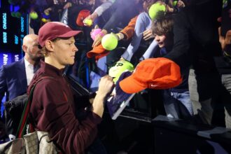 Sinner defeats Auger-Aliassime to begin ATP Finals title defense