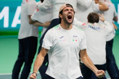 Italy beats Spain 2-0 to remain in the Davis Cup