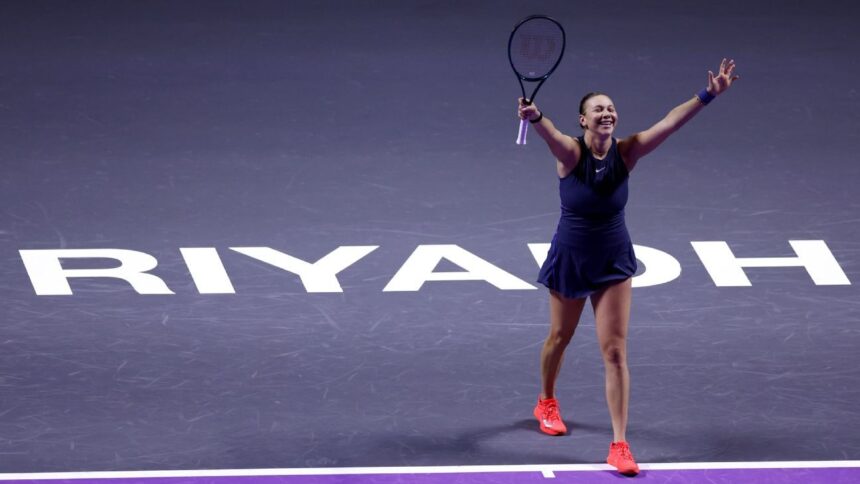 Amanda Anisimova defeats Iga Swiatek to advance to WTA Finals semi-finals