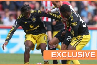 Kobbie Mainoo in action for Man United vs Brentford