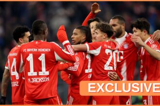 Michael Olise celebrates with his FC Bayern teammates