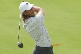 Fleetwood's Lowry joins five players tied for lead in Abu Dhabi Championship