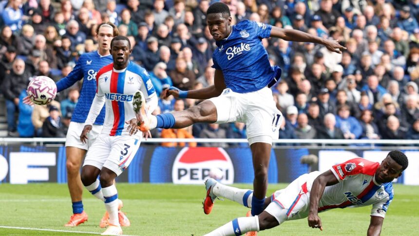 'Not good enough' Carragher tells Moyes two of Everton's star players need to be replaced in January