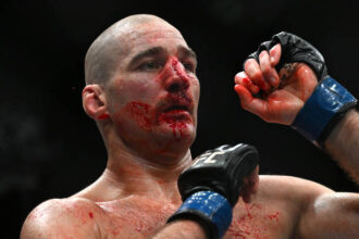 Sean Strickland praised by referee for not taking an eye poke during game