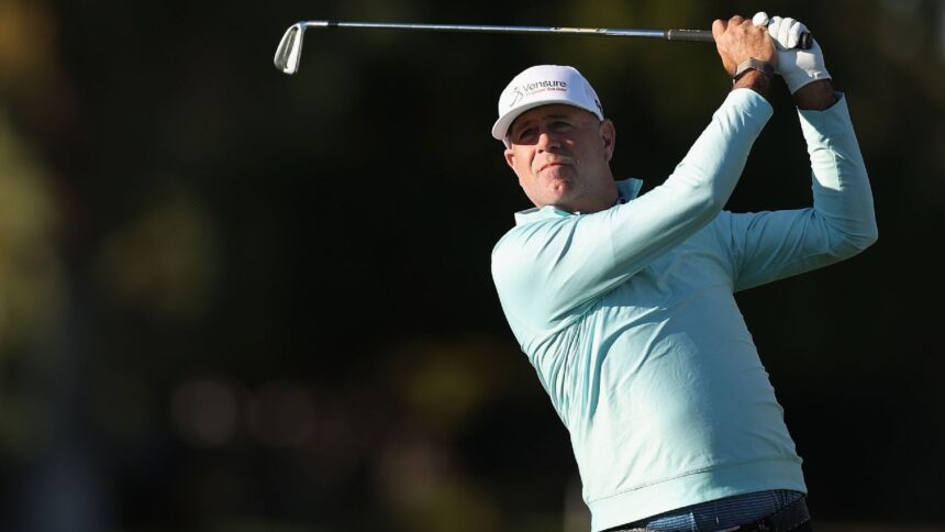 Stewart Cink gains momentum to lead Schwab by one stroke after bogey-free round