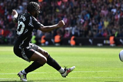 What do Leeds think about persuading Raheem Sterling to move on?