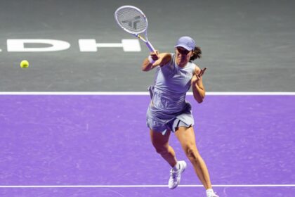 Swiatek defeats Keys in straight sets in WTA Finals opener