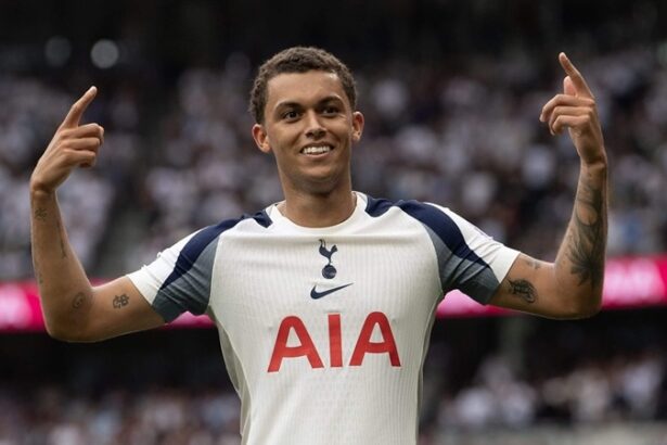 Crystal Palace agree contract with Brennan Johnson