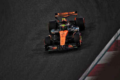 Who has the advantage after the first day of the F1 Abu Dhabi title deciding race?